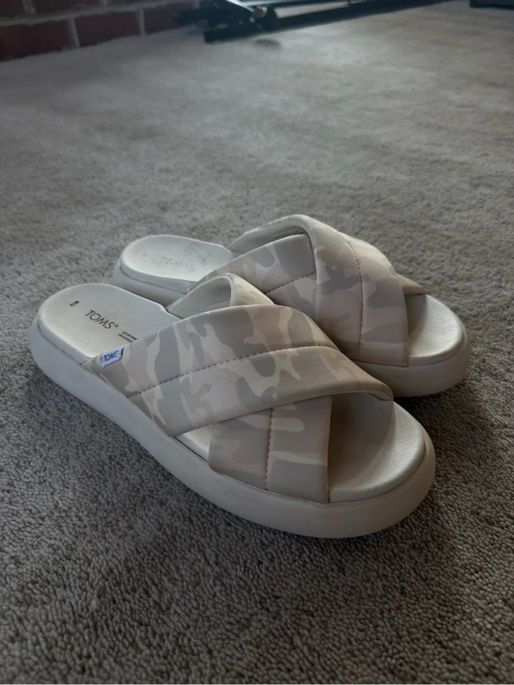 Toms padded cross